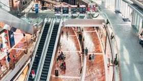 Primele zile din an i-au găsit pe români la mall. Marile centre comerciale din Capitală au fost pline până la refuz: „Mai vedem ceva, mai cumpărăm dacă se poate”